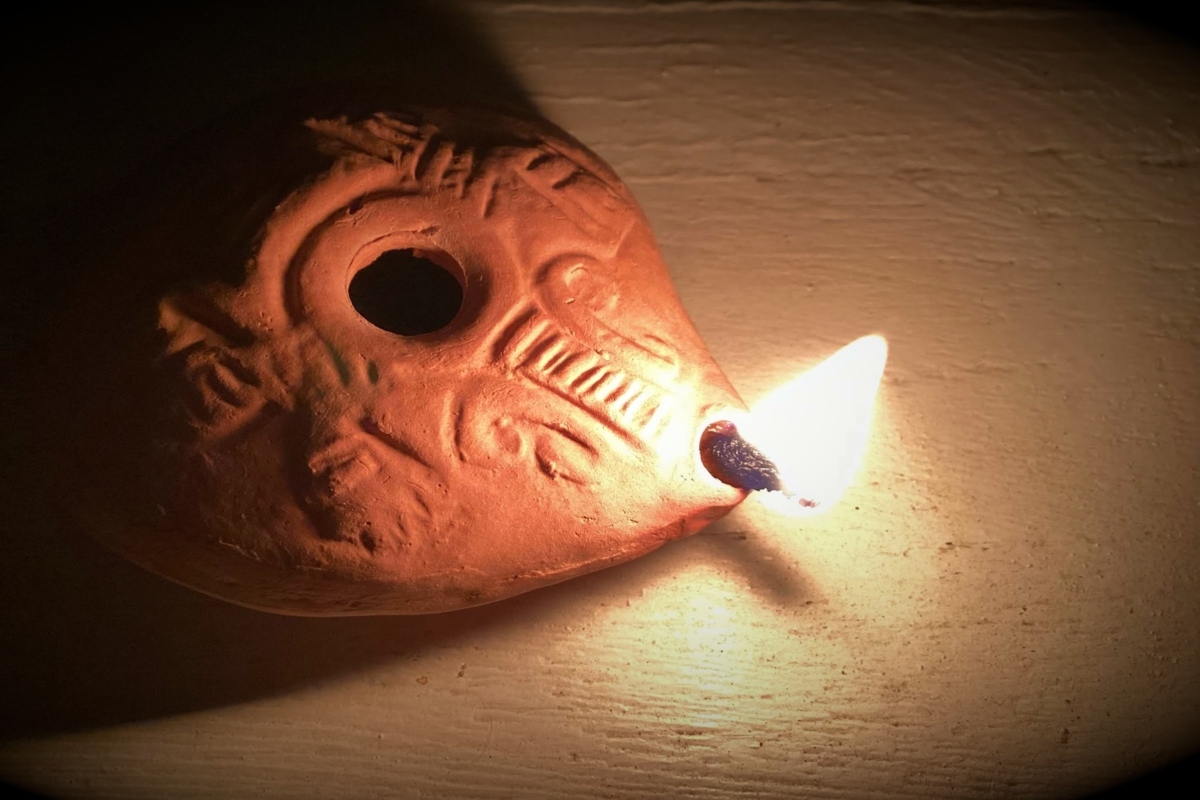 ARCE: Shining A Different Light on Egyptian Frog Lamps with Clara McCafferty Wright 